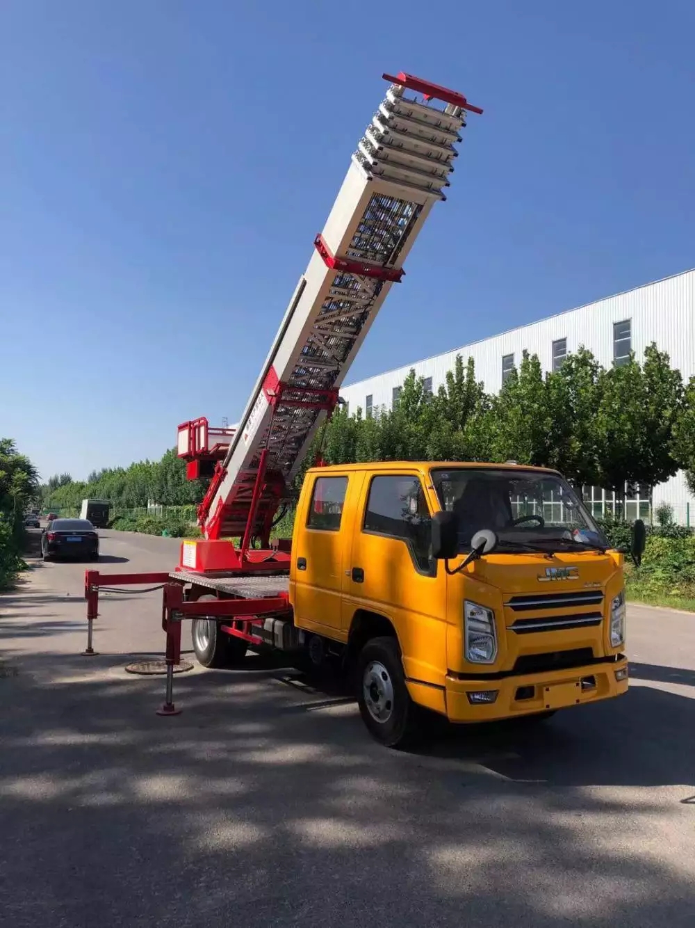 山东附近的云梯车出租服务：轻松解决高空作业需求