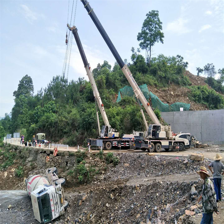 山东汽车掉沟里叫吊车救援要多少钱